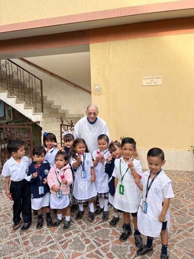 Madre Celestina con estudiantes